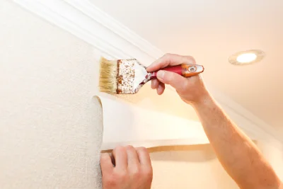 Pose de papier peint à Véria — revêtements muraux et toiles de verre